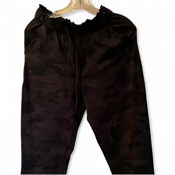 Lululemon Stretch High Rise Crop 23" size 4 camo - Picture 2 of 5